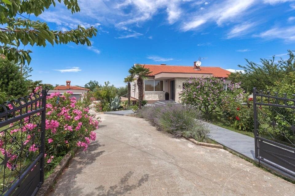 Villa Viktoria Poll&Garden View Kaštelir Zewnętrze zdjęcie