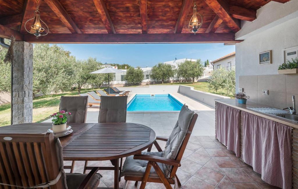 Villa Viktoria Poll&Garden View Kaštelir Zewnętrze zdjęcie